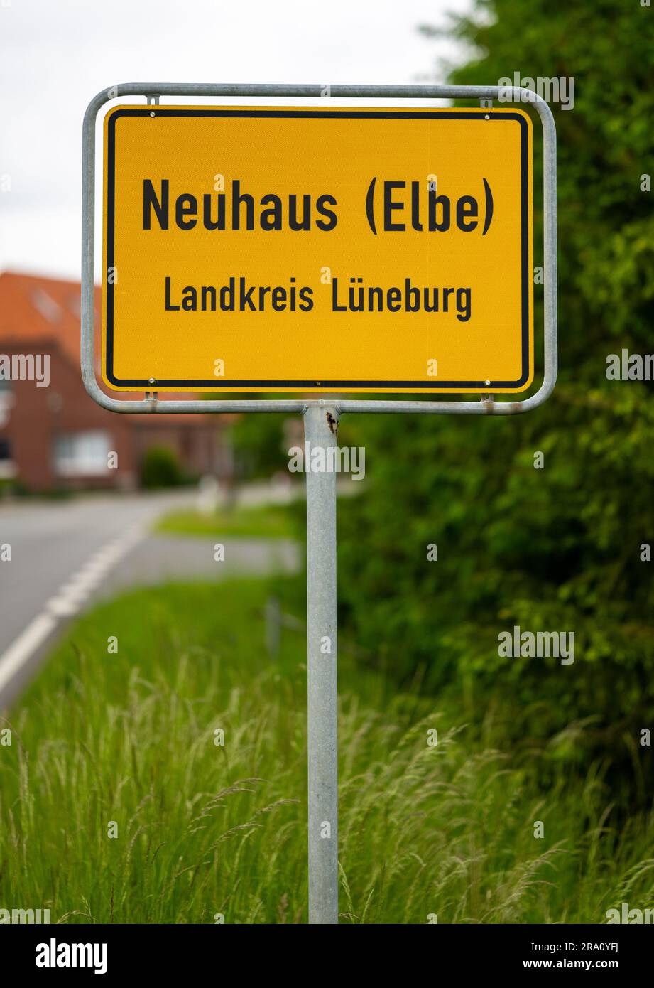 PRODUCTION - 24 May 2023, Lower Saxony, Amt Neuhaus: The town sign of Neuhaus (Elbe). The end of June marks the 30th anniversary of the reincorporation of the municipality of Amt Neuhaus and parts of the town of Bleckede into the district of Lüneburg. Since 1993, Amt Neuhaus and parts of the town of Bleckede have once again belonged to the district of Lüneburg. During the German division, the towns on the right bank of the Elbe were part of the GDR. After the German reunification the unification took place. On June 30, 1993, the reincorporation of the municipality of Amt Neuhaus and the distri Stock Photo