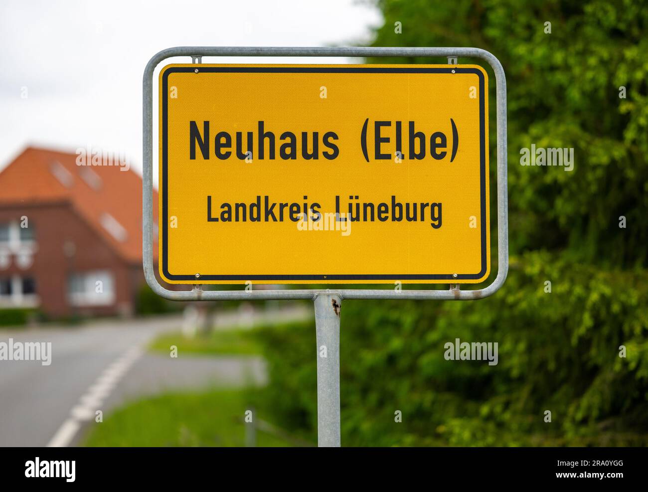PRODUCTION - 24 May 2023, Lower Saxony, Amt Neuhaus: The town sign of Neuhaus (Elbe). The end of June marks the 30th anniversary of the reincorporation of the municipality of Amt Neuhaus and parts of the town of Bleckede into the district of Lüneburg. Since 1993, Amt Neuhaus and parts of the town of Bleckede have once again belonged to the district of Lüneburg. During the German division, the towns on the right bank of the Elbe were part of the GDR. After the German reunification the unification took place. On June 30, 1993, the reincorporation of the municipality of Amt Neuhaus and the distri Stock Photo