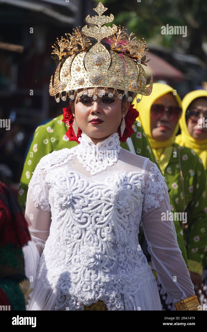 Beautiful young indonesian woman wearing traditional kebaya Stock Photo ...