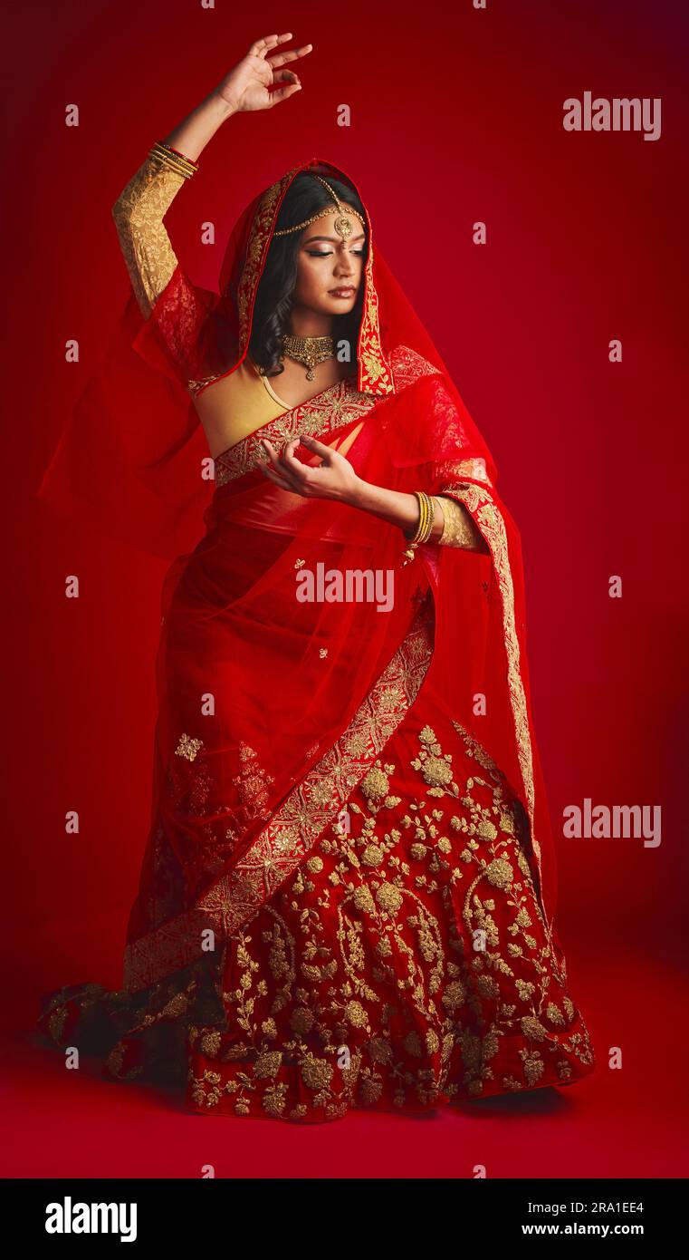 Indian girl in traditional dress hi-res stock photography and images ...