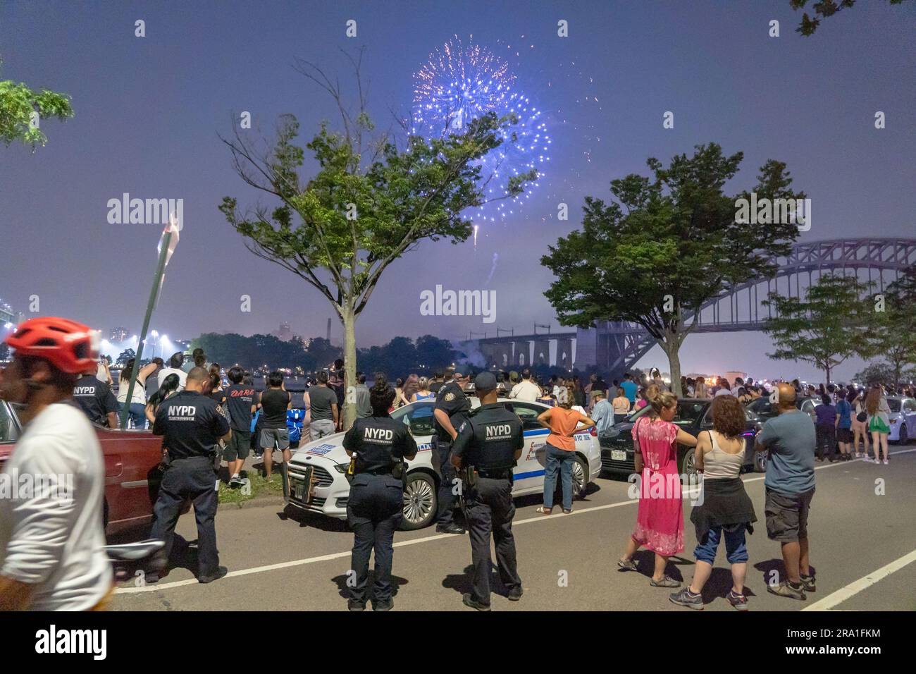 NYPD Counter Terrorism Unit Safeguard The Crowd During The Central nypd-counter-terrorism-unit-safeguard-the-crowd-during-the-central