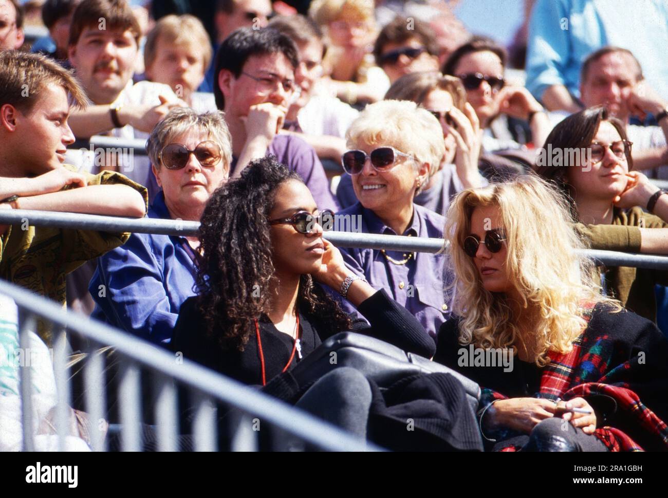 Jessica Stockmann (blond) mit Barbara Feltus als Zuschauerinnen bei einem Tennismatch, Deutschland um 1991. Stock Photo