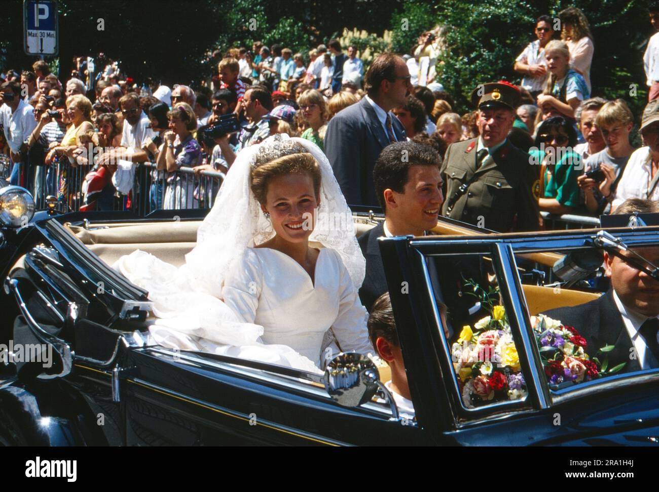 Erbprinz Alois von und zu Liechtenstein, Graf zu Rietberg, mit seiner Braut  Sophie Herzogin in Bayern, am Tag ihrer Heirat in Vaduz, Liechtenstein 1993  Stock Photo - Alamy