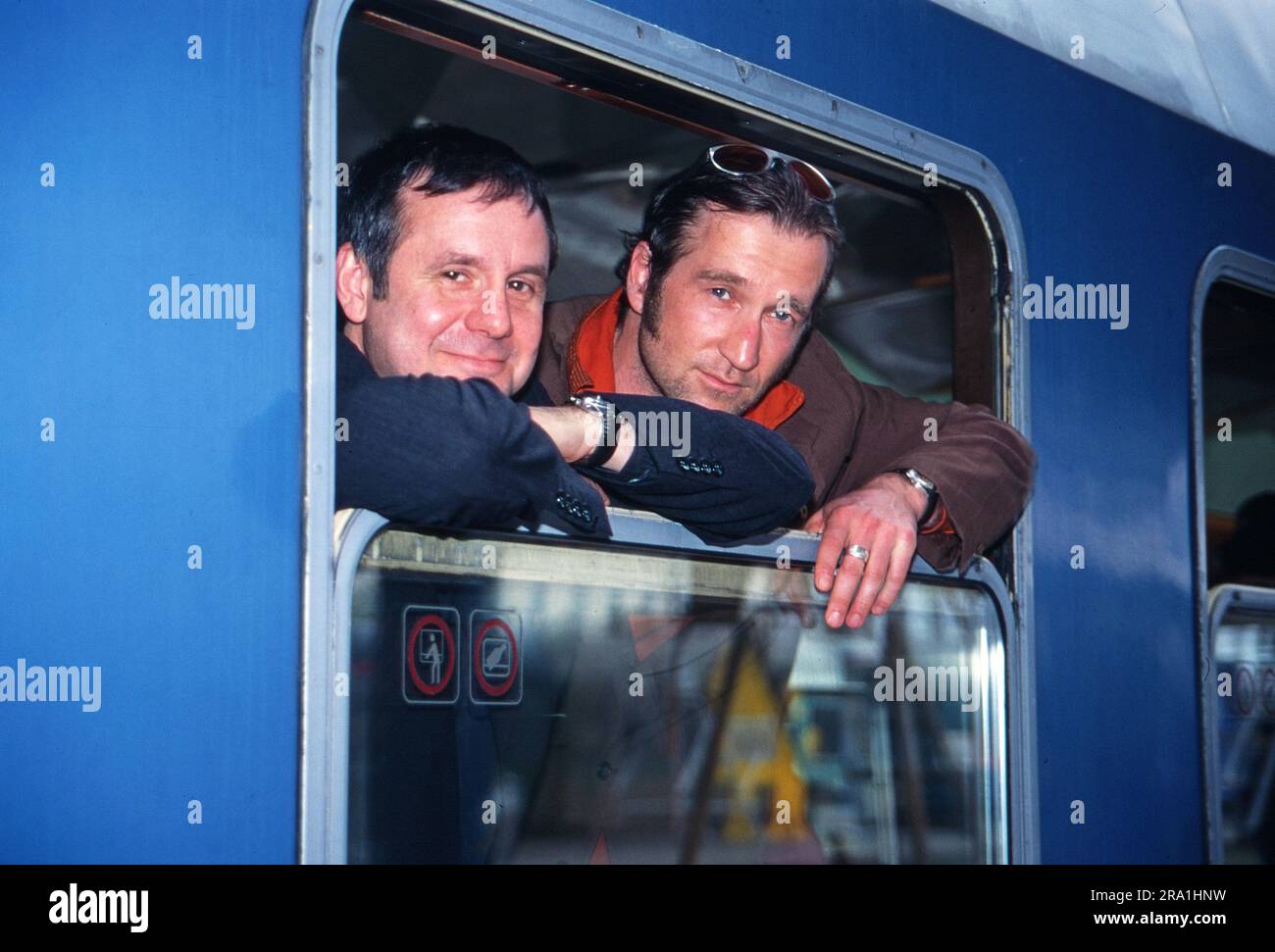 Joachim Krol und Peter Lohmeyer, deutsche Schauspieler, schauen aus einem Eisenbahnabteil, Deutschland um 1992. Stock Photo