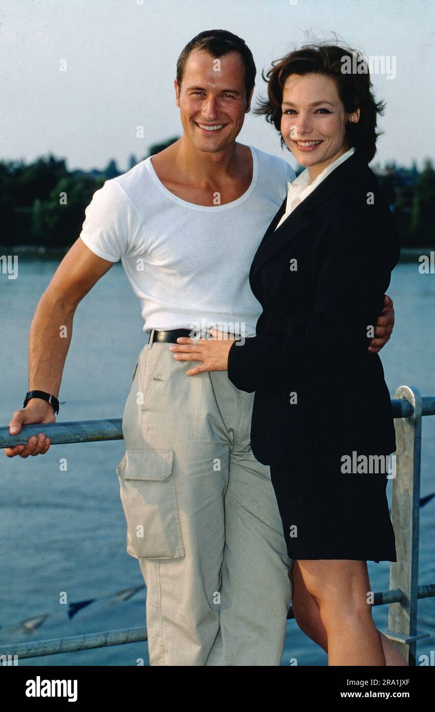 Markus Knüfken und Aglaia Szyszkowitz spielen gemeinsam im deutschen Fernsehfilm: Callboy, Deutschland, 1997. Stock Photo
