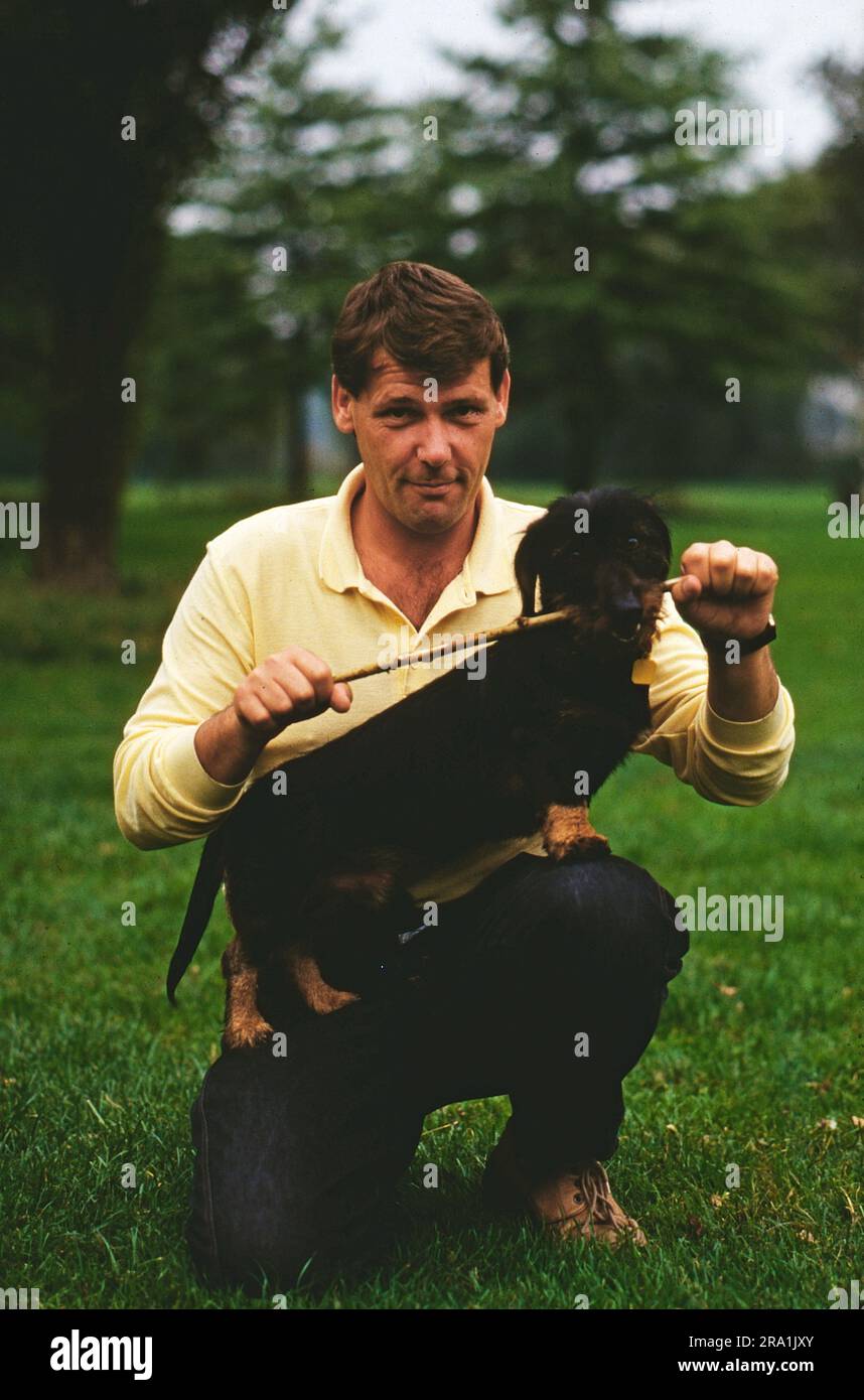 Walter Plathe, deutscher Schauspieler, Portrait mit Dackel, Deutschland, circa 1992. Stock Photo