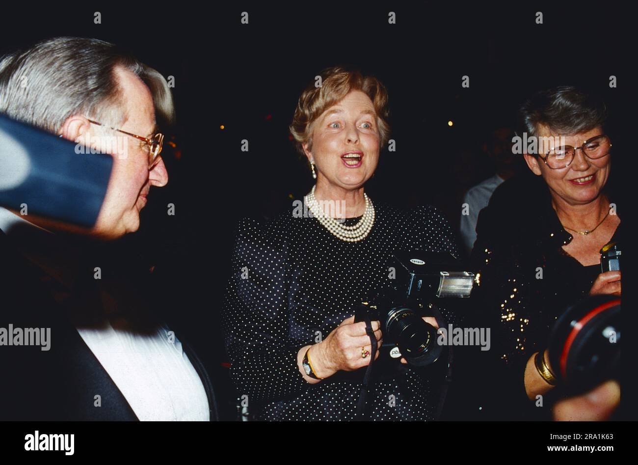 Marianne von Weizsäcker, Ehefrau von Bundespräsident Richard von Weizsäcker, mit einer Foto-Kamera, circa 1990. Stock Photo