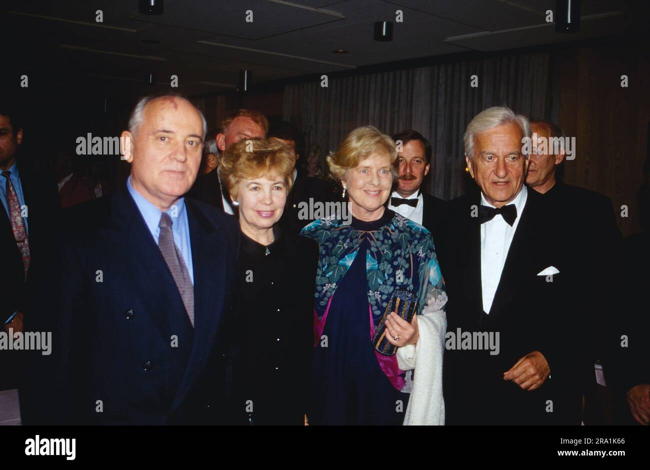 Der sowjetische Staats- und Parteichef Michail Gorbatschow und seine Frau Raisa beim Staatsbesuch in Bonn mit Bundespräsident Richard von Weizsäcker und Ehefrau Marianne, 1989. Stock Photo
