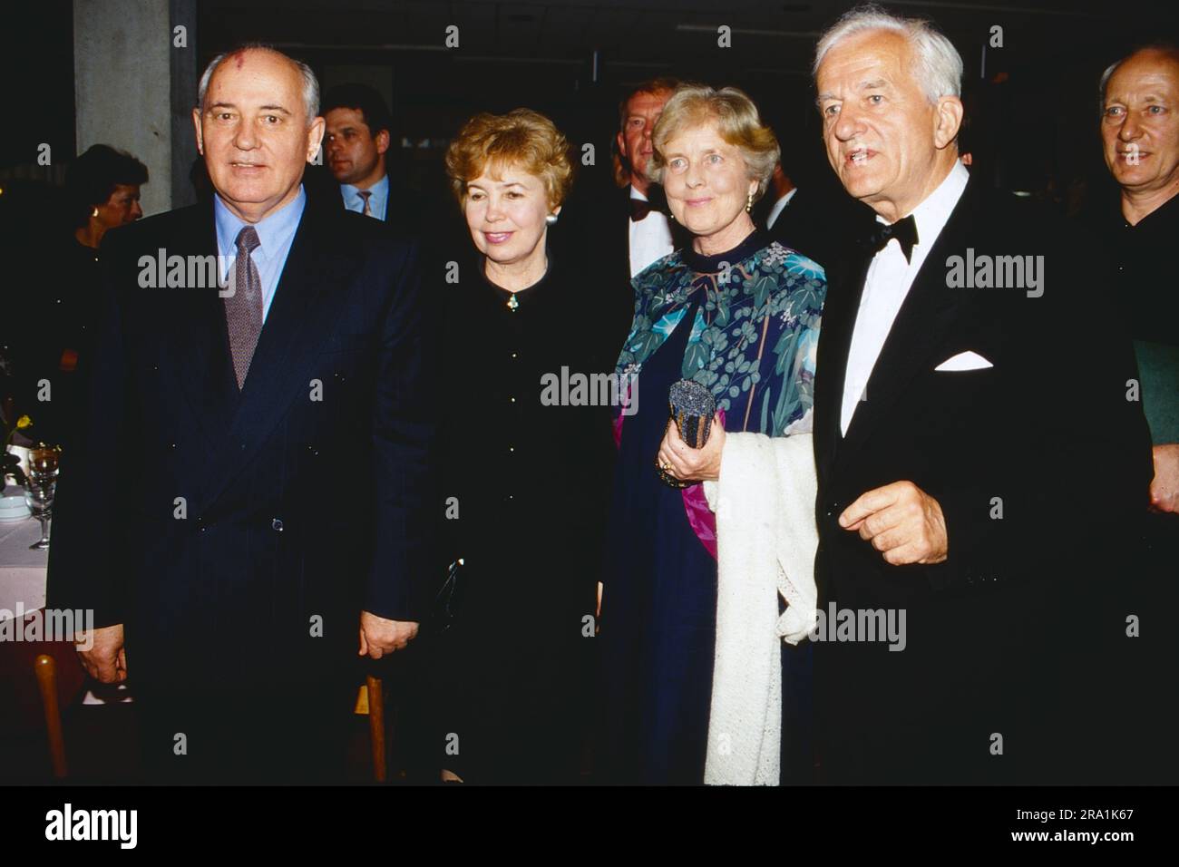 Der sowjetische Staats- und Parteichef Michail Gorbatschow und seine Frau Raisa beim Besuch in Bonn mit Bundespräsident Richard von Weizsäcker und Ehefrau Marianne, 1989. Stock Photo