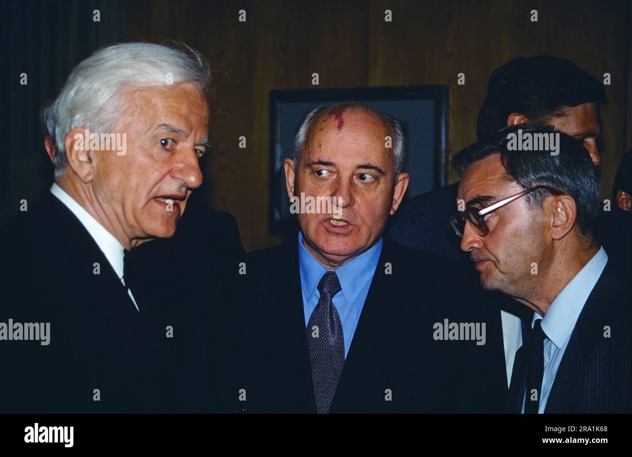 Der sowjetische Staats- und Parteichef Michail Gorbatschow beim Staatsbesuch in Bonn mit Bundespräsident Richard von Weizsäcker, 1989. Stock Photo