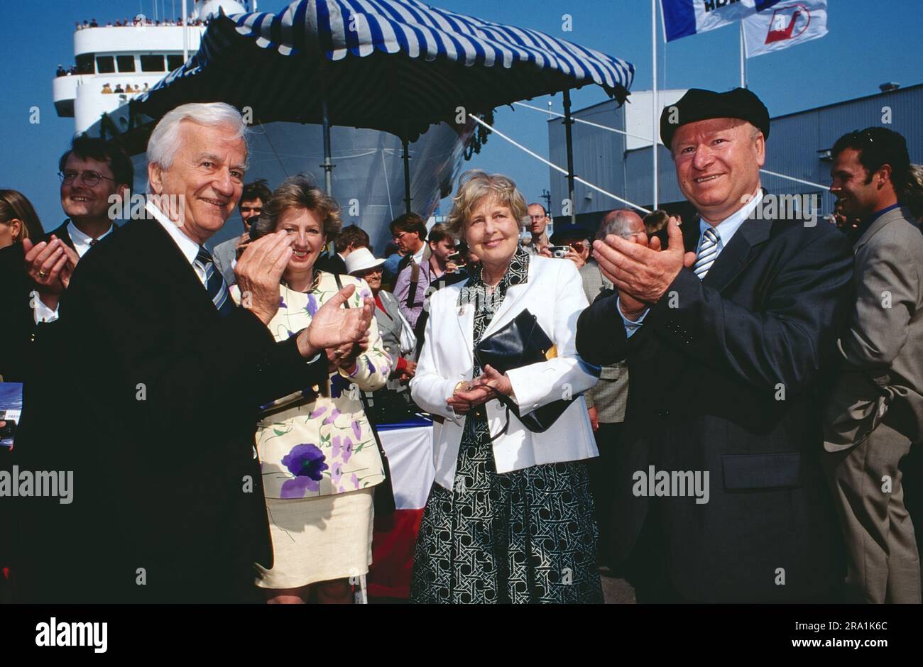 Bundespräsident Richard von Weizsäcker und dessen Ehefrau Marianne mit Reeder Peter Deilmann in Kiel, circa 1994. Stock Photo