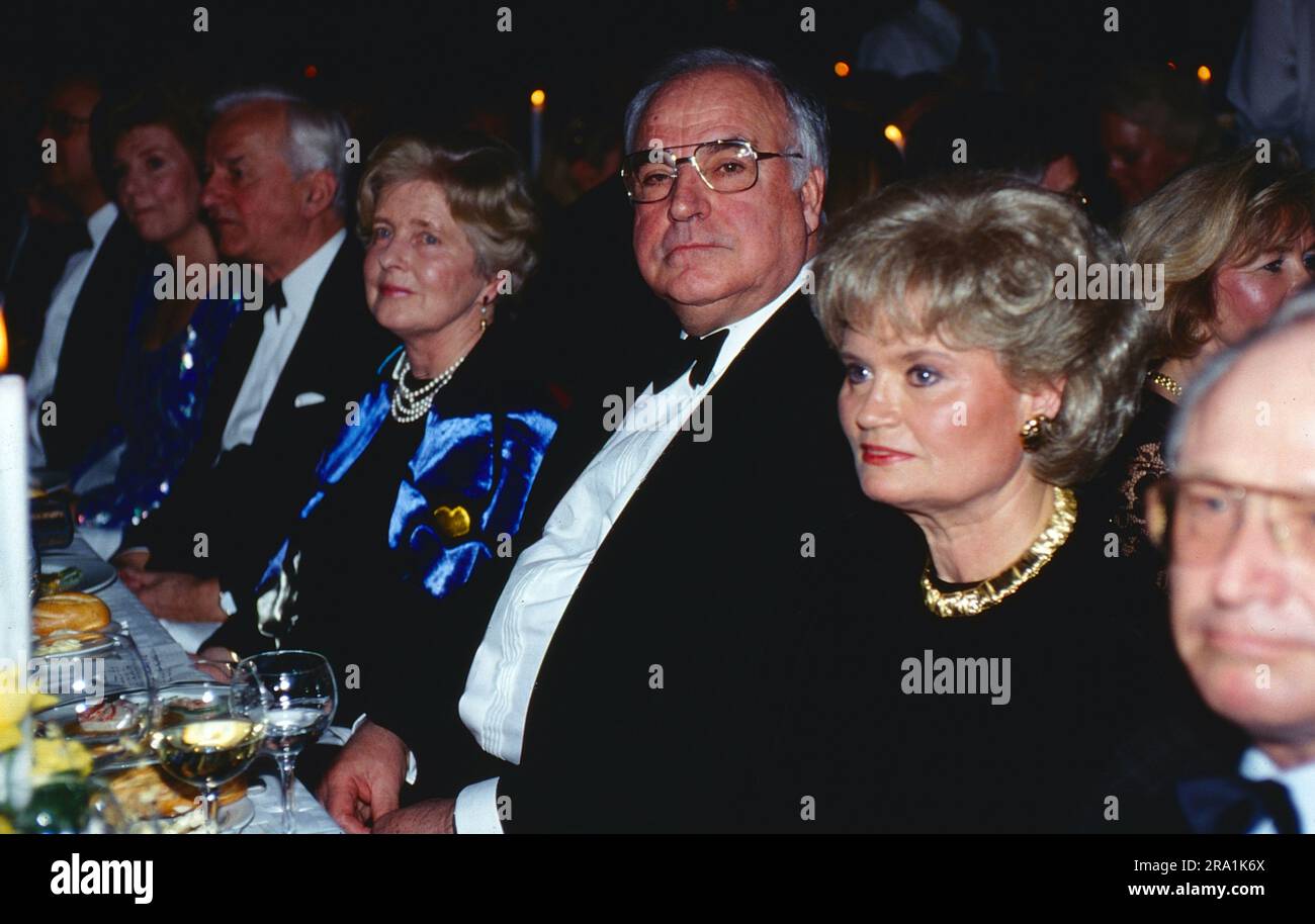 Richard von Weizsäcker, Marianne von Weizsäcker, Helmut Kohl und Hannelore Kohl beim Abendessen, anlässlich des Besuches von Staatschef Michail Gorbatschow in Bonn, 1989. Stock Photo