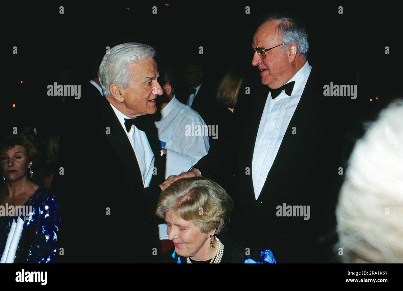 Bundespräsident Richard von Weizsäcker begrüsst Bundeskanzler Helmut Kohl bei einer Veranstaltung, Bildmitte sitzend: Marianne von Weizsäcker, circa 1990. Stock Photo