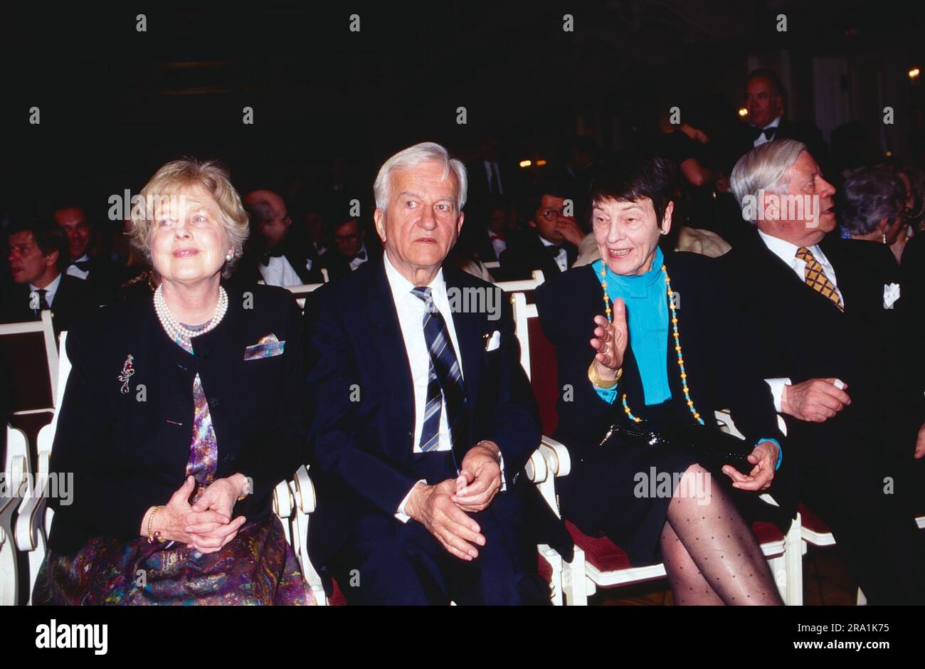 Marianne und Richard von Weizsäcker mit Loki Schmidt und Altbundeskanzler Helmut Schmidt bei einer Veranstaltung, circa 1990. Stock Photo