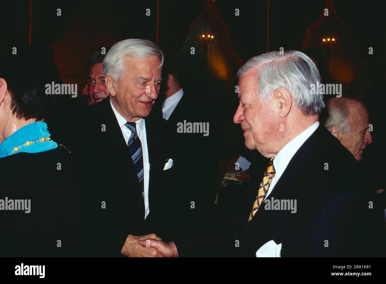 Bundespräsident Richard von Weizsäcker begrüsst Altbundeskanzler und ZEIT-Herausgeber Helmut Schmidt, Deutschland, circa 1990. Stock Photo