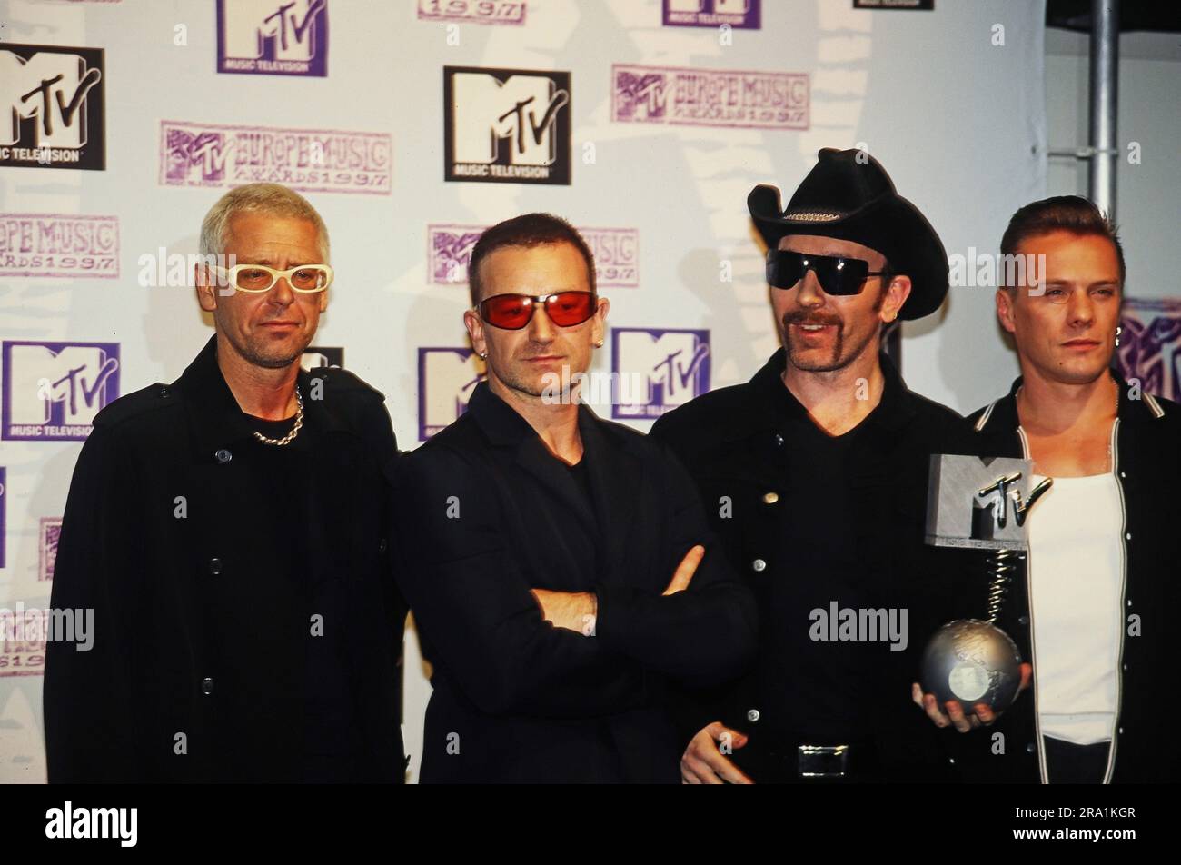 U2, irische Rockband, um Sänger Bono Vox (2. v. l.)  bekommt bei den MTV Europe Music Awards den Preis als bester Live Act in Rotterdam, Niederlande 1997. Stock Photo