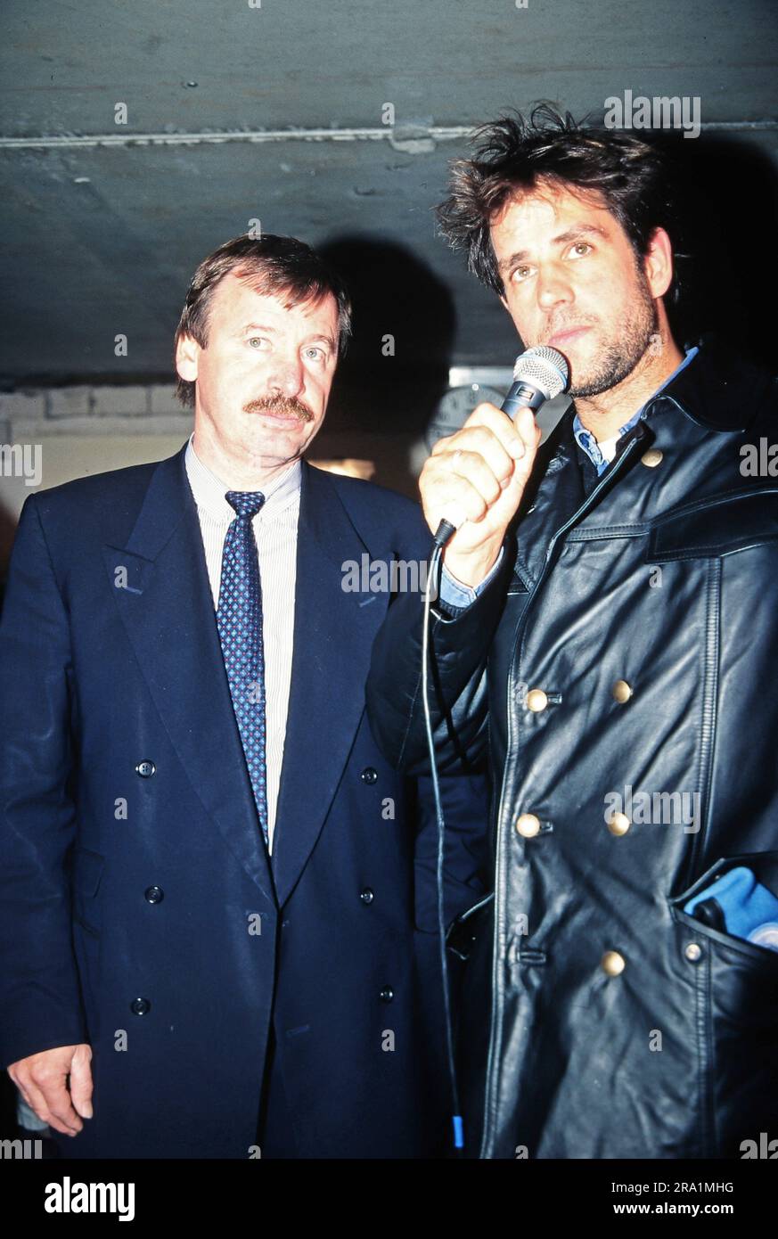 SPD Politiker Ortwin Runde mit Christoph Schlingensief, deutscher Film- und Theaterregisseur, Autor und Aktionskünstler, circa 1989. Stock Photo