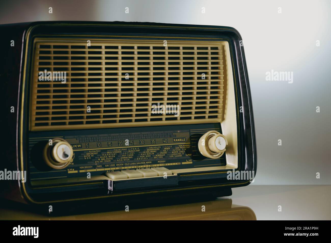 Transistor radio hi-res stock photography and images - Page 2 - Alamy