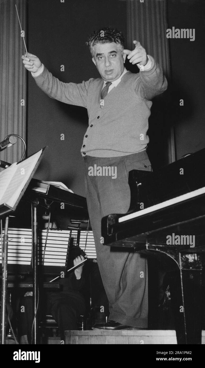 Original-Bildunterschrift: Der weltbekannte Dirigent und Komponist Aram Chatschaturjan aus Armenien weilt zur Zeit Helsinki, wo er das Stadtrorchester dirigiert. Helsinki, Finnland 1955. Stock Photo