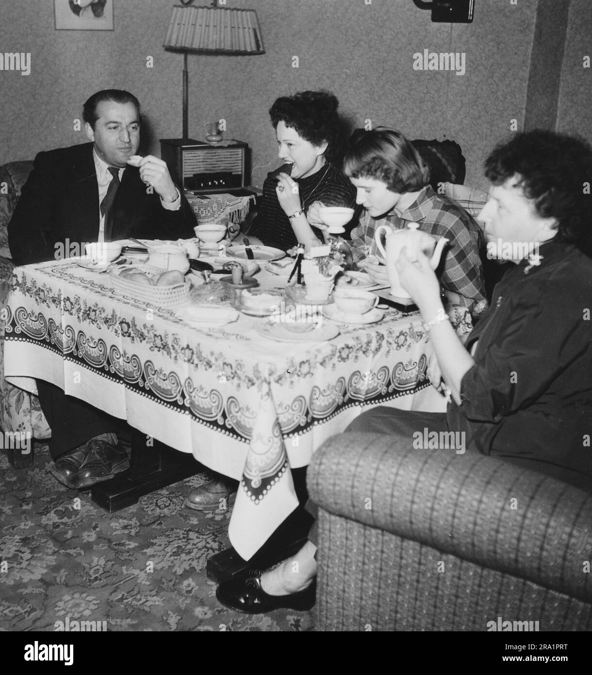 Reinhard Kolldehoff, deutscher Schauspieler, mit seiner Familie, am