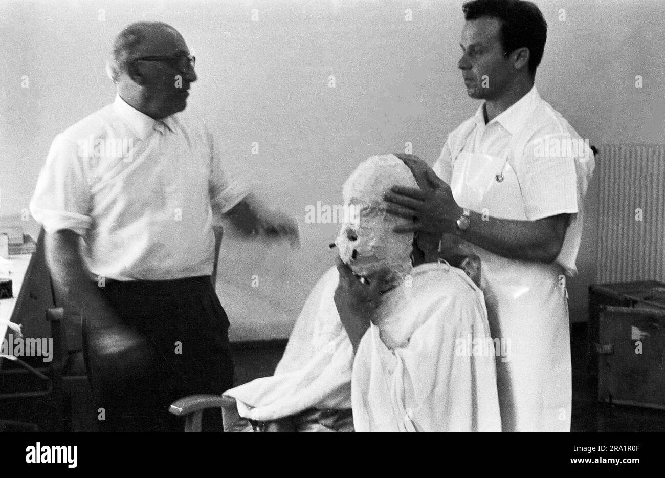 Nachts wenn der Teufel kam, Spielfilm, Deutschland 1957, Regisseur Robert Siodmak (Brile), Darsteller Mario Adorf (Gipsmakse) und Maskenbildner Franz Göbel Stock Photo