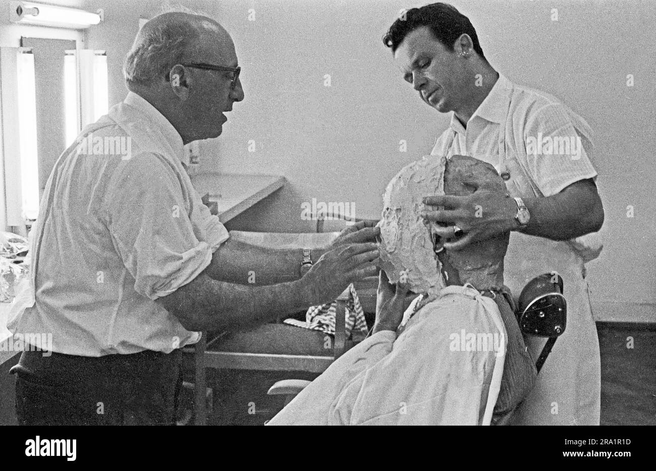 Nachts wenn der Teufel kam, Spielfilm, Deutschland 1957, Regisseur Robert Siodmak (Brile), Darsteller Mario Adorf (Gipsmakse) und Maskenbildner Franz Göbel Stock Photo