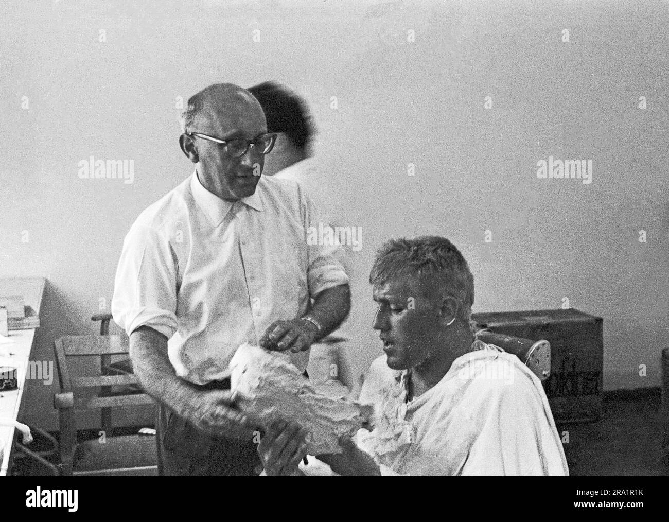 Nachts wenn der Teufel kam, Spielfilm, Deutschland 1957, Regisseur Robert Siodmak (Brile), Darsteller Mario Adorf (Gipsmakse) und Maskenbildner Franz Göbel Stock Photo