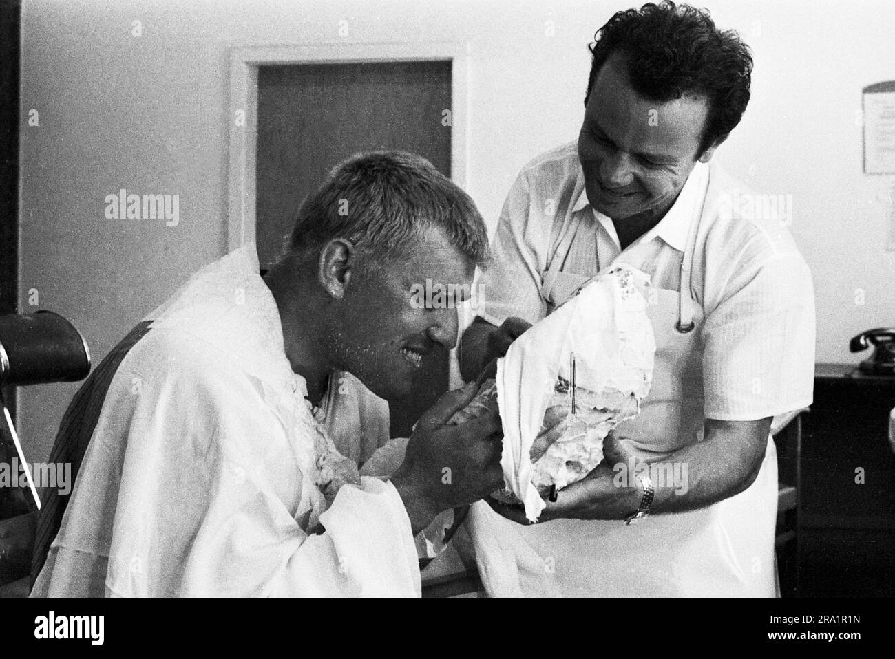 Nachts wenn der Teufel kam, Spielfilm, Deutschland 1957, Regie: Robert Siodmak, Darsteller Mario Adorf bekommt von Maskenbildner Franz Göbel die Gipsmaske abgenommen. Stock Photo