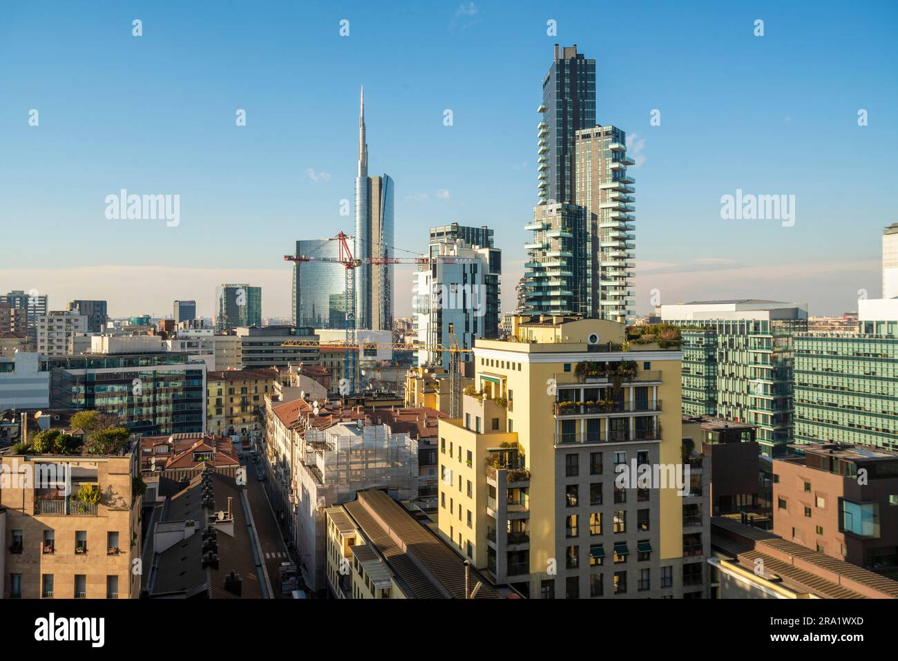 City life milan skyscrapers hi-res stock photography and images - Alamy