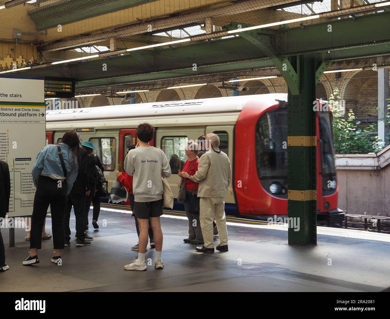 South kensington architecture tube station platform hi-res stock ...