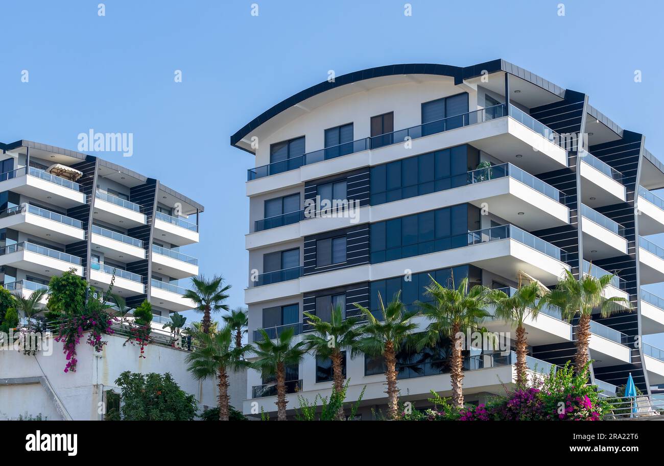 Evening time modern residential hi-res stock photography and images - Alamy