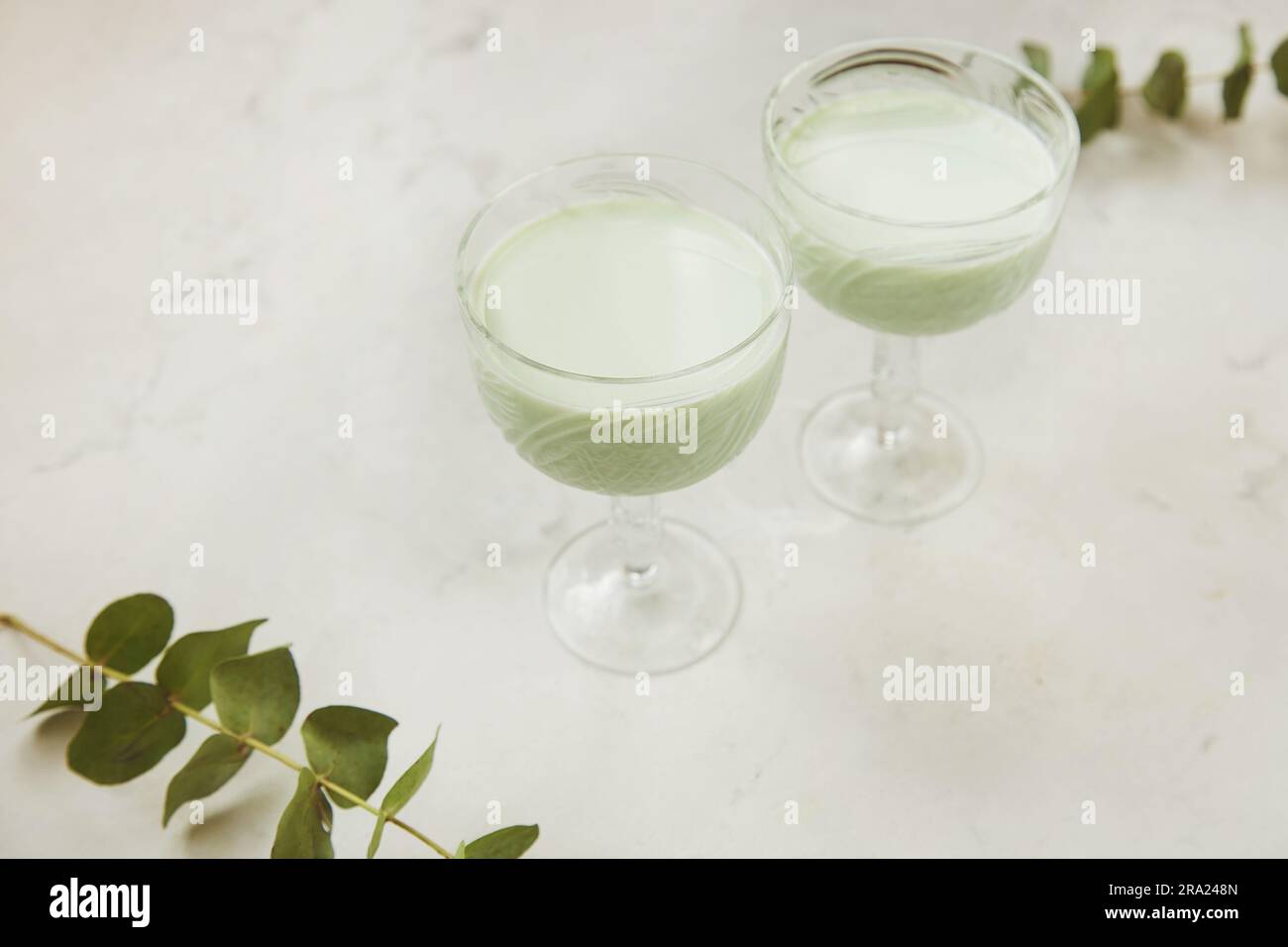 Aesthetic green healthy cocktails. Low alcohol, zero proof drinks ...
