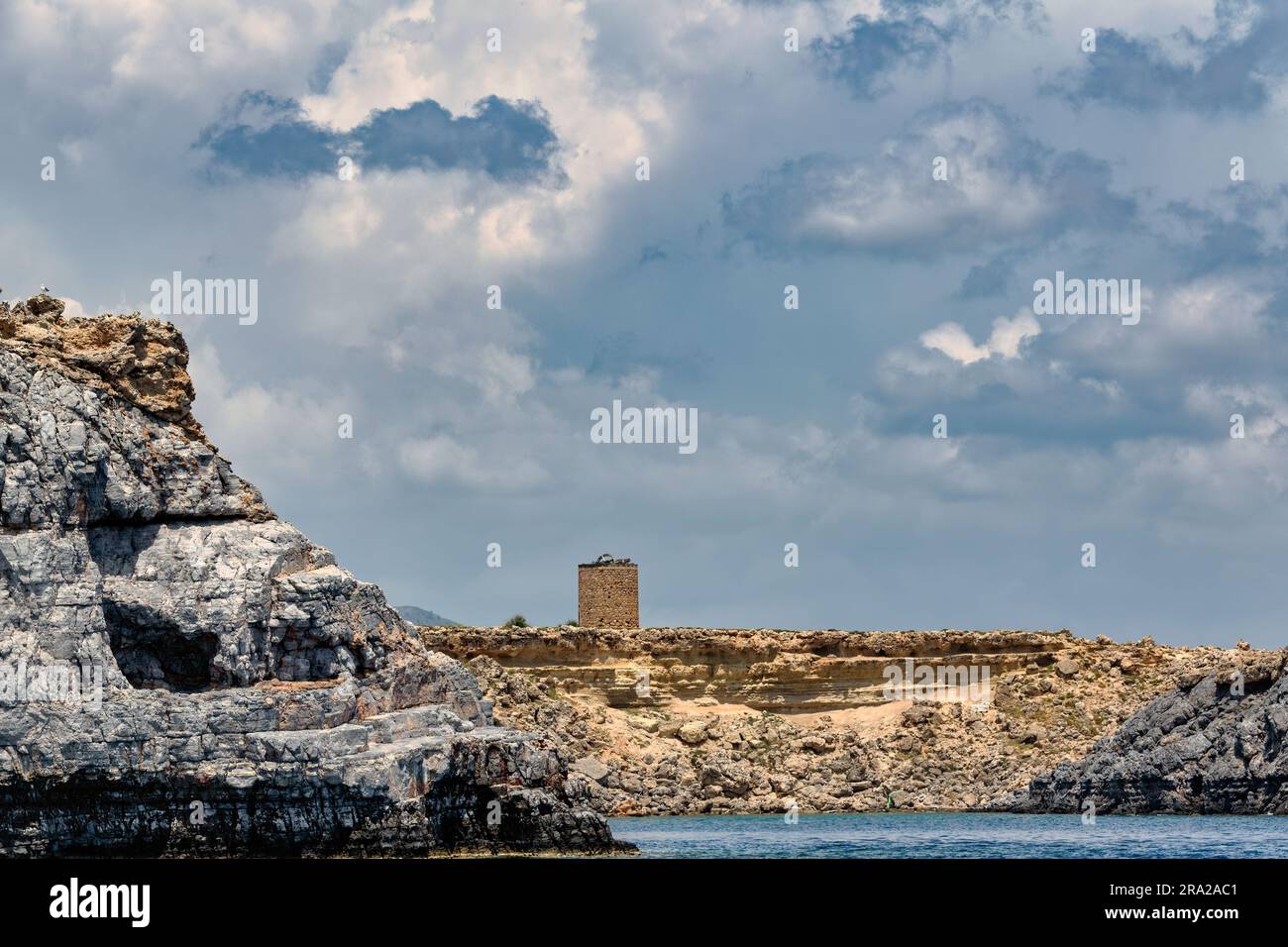 Silo aus Stein auf Felsen vor Lindos auf Rhodos Stock Photo