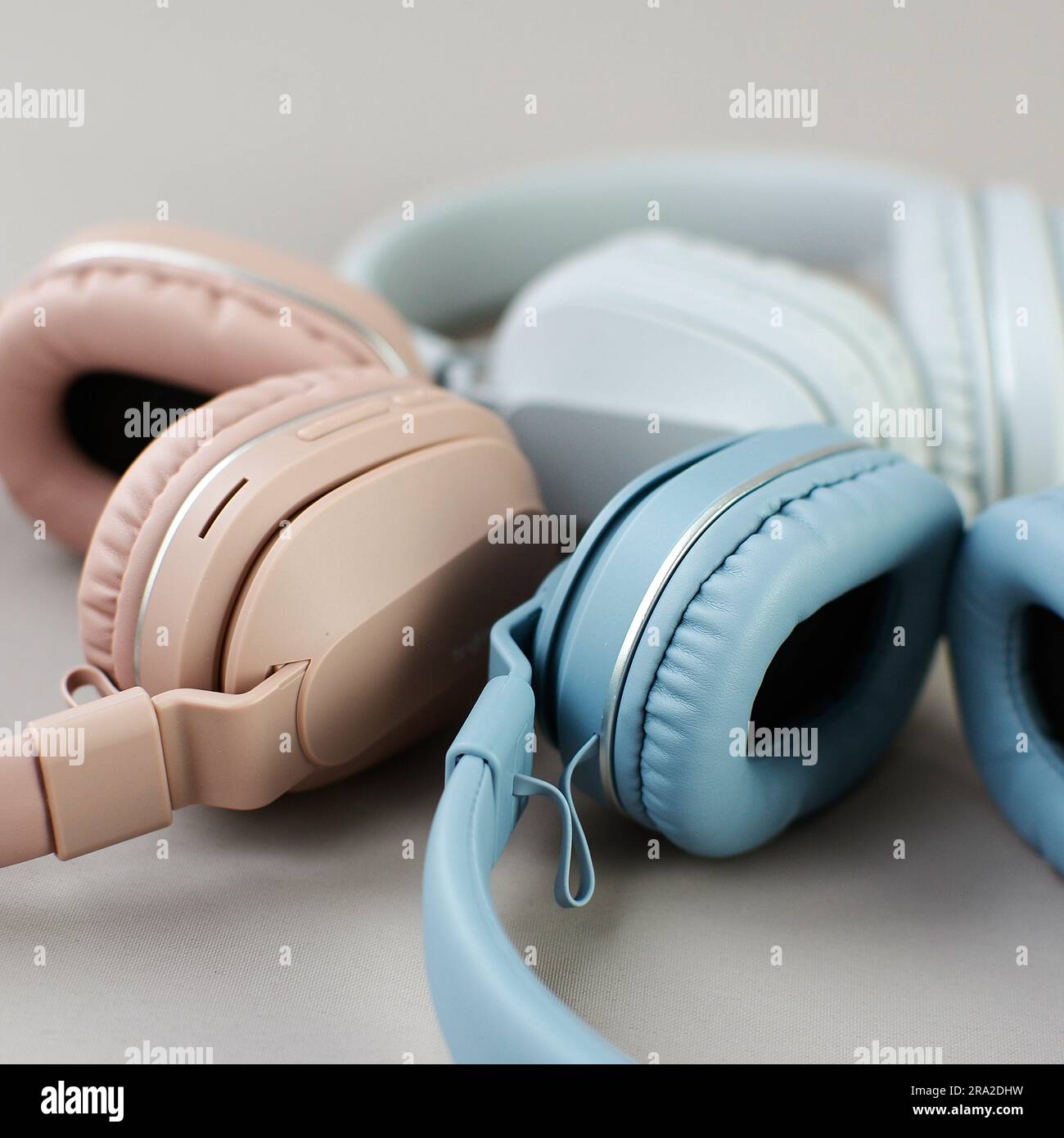 Classic wireless headphone hi-res stock photography and images - Alamy