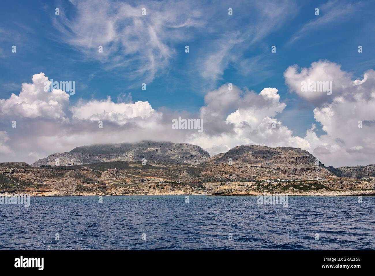 Wolkenverhangene Hügel an der Südostküste von Rhodos Stock Photo