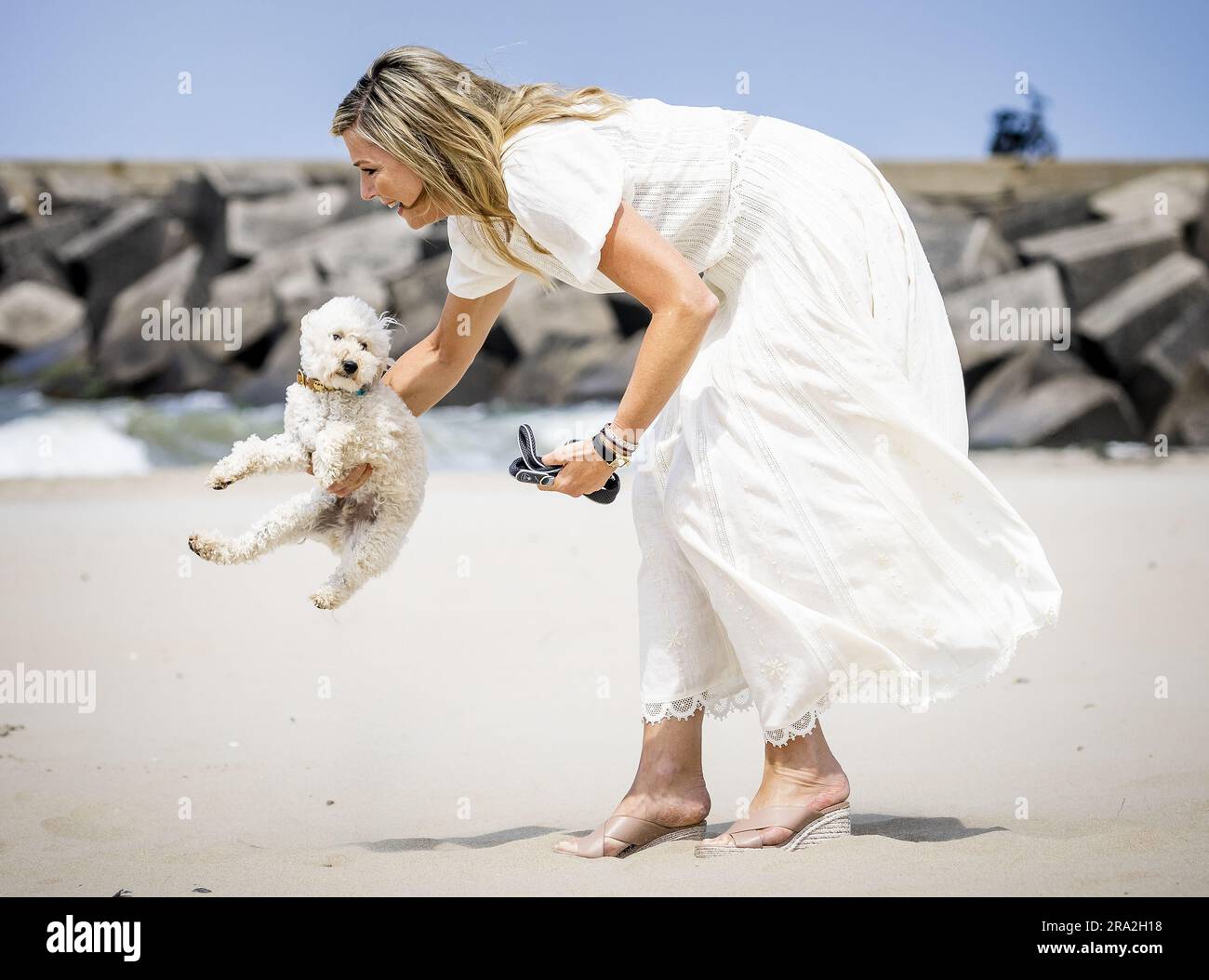 THE HAGUE - Queen Maxima with dog Mambo on the Zuiderstrand during the  traditional photo session of the royal family. ANP REMKO DE WAAL  netherlands out - belgium out Stock Photo - Alamy