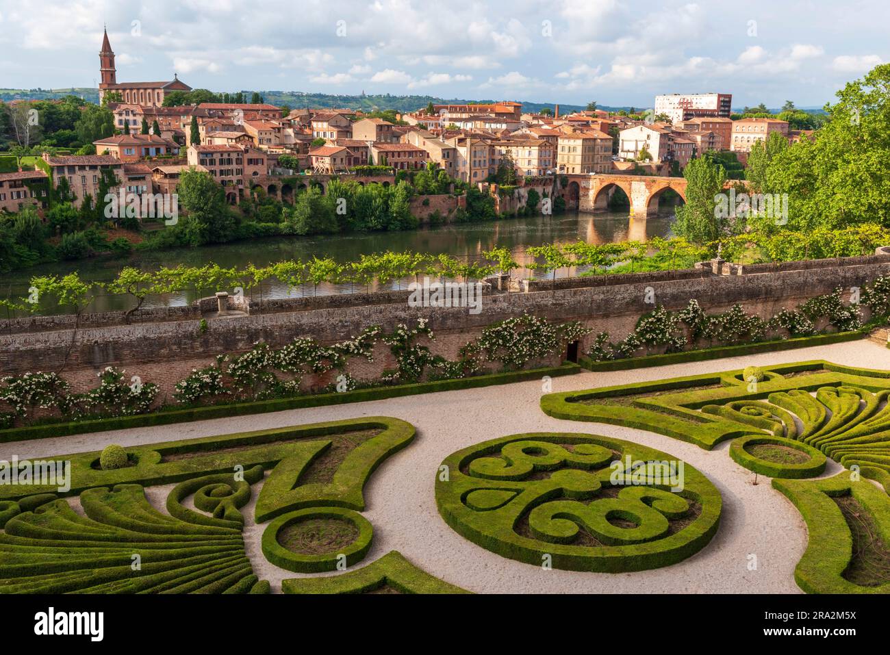 France, Tarn, Albi, episcopal city listed as World Heritage by UNESCO, gardens of the Palais de la Berbie, le Pont Vieux over the Tarn Stock Photo