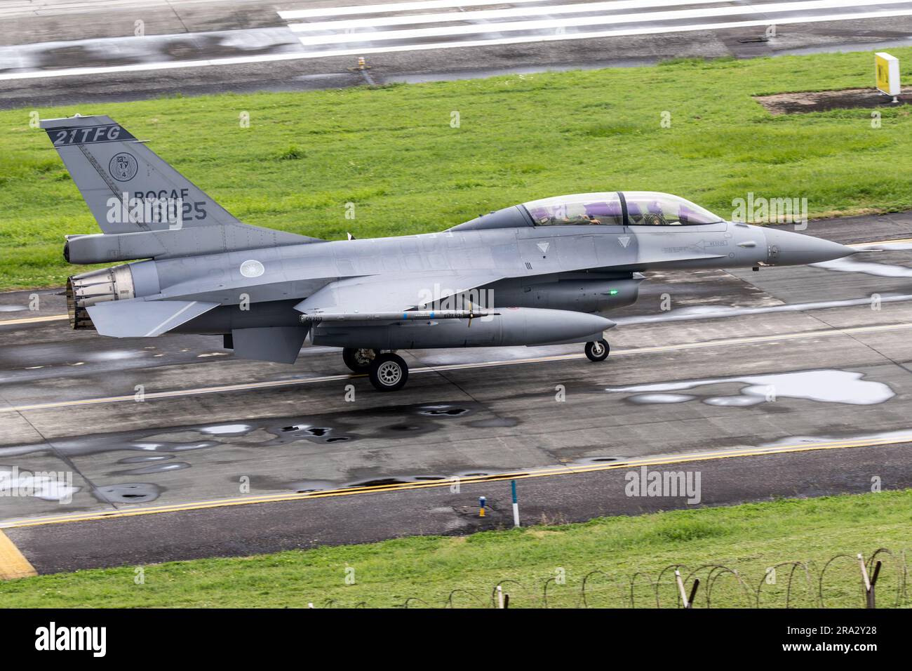 F 16v viper hi-res stock photography and images - Alamy