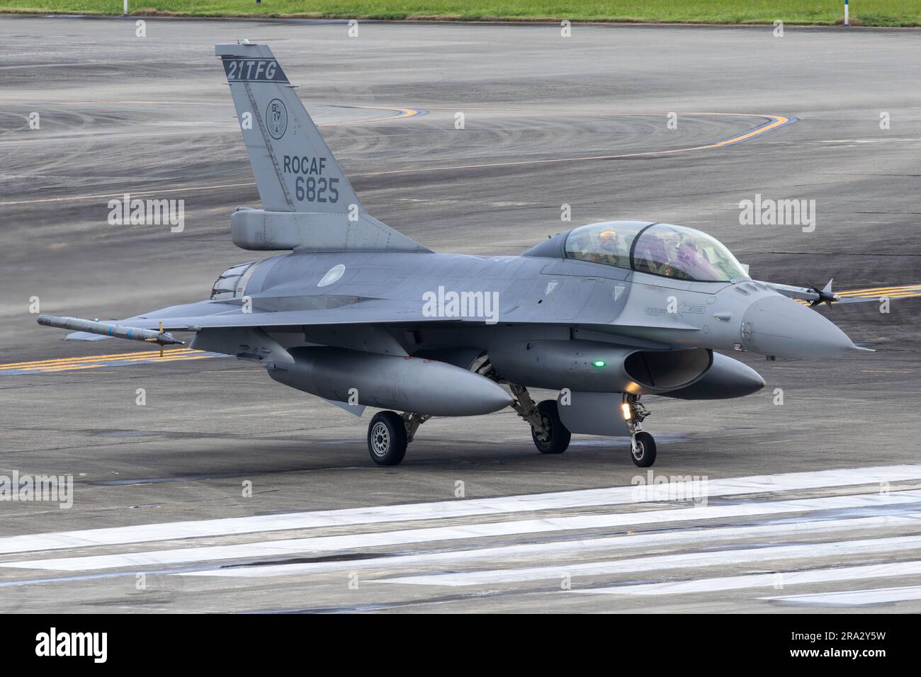 F 16v viper hi-res stock photography and images - Alamy
