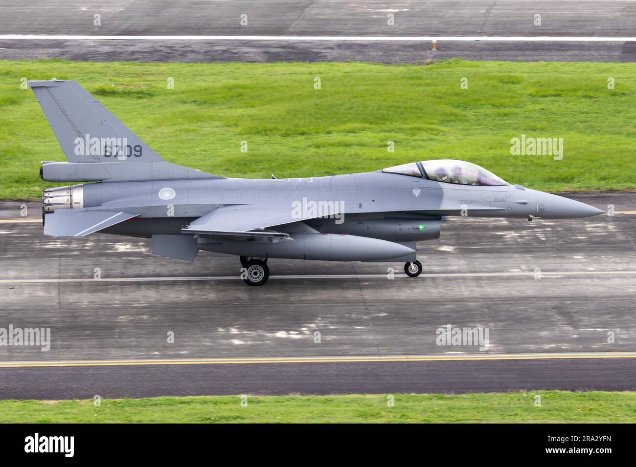 F 16v viper hi-res stock photography and images - Alamy