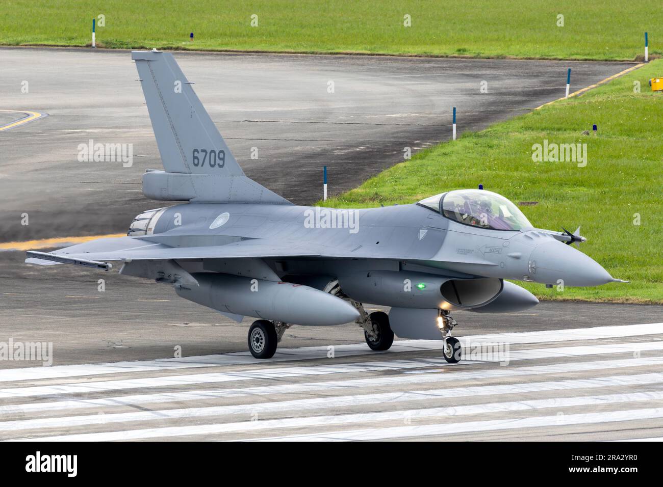 F 16v viper hi-res stock photography and images - Alamy