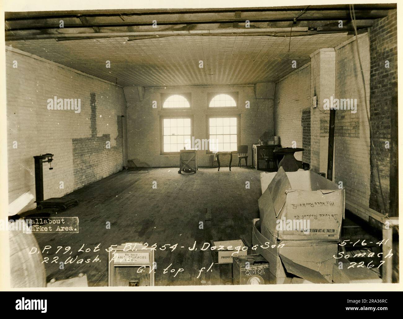 Photograph of interior Wallabout Market, D.P. 79, Lot 5, Bl. 2254, 22 Wash. Ave. J. Dezego & Son G.V. top fl.. Room view of vacated floor with 2 front windows from negative 2267.. Stock Photo