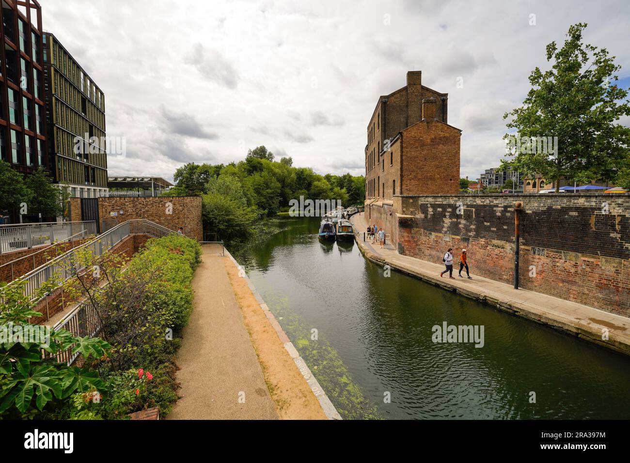 A London canal with canal boats, a narrowboat as seen on Peaky Blinders. Regent's Canal, a scenic waterway that passes by the zoo and Camden Market. Stock Photo