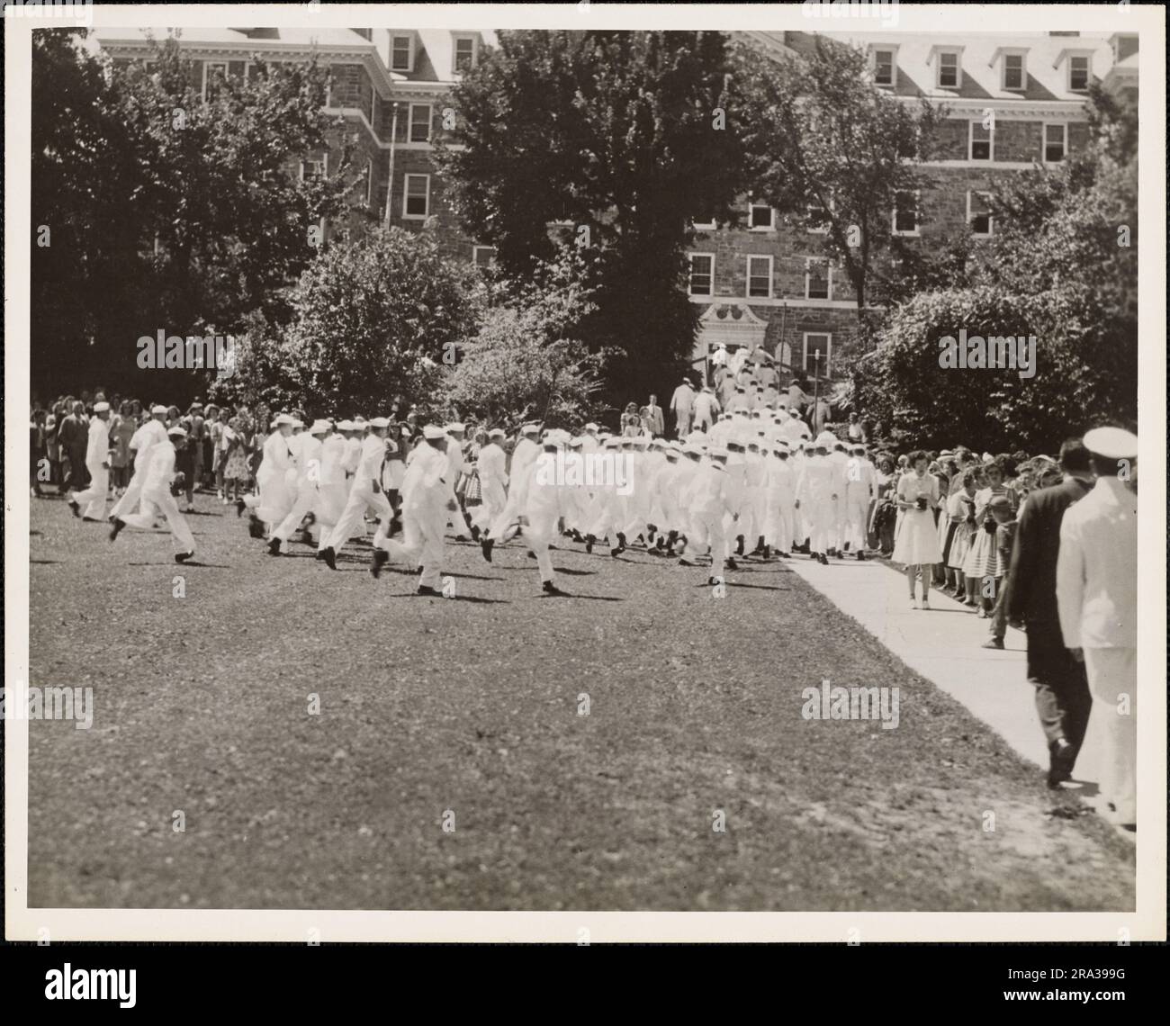 Sailors Hurrying to Leave Middlebury College V-12 Unit. Administrative History of the First Naval District in World War II Stock Photo