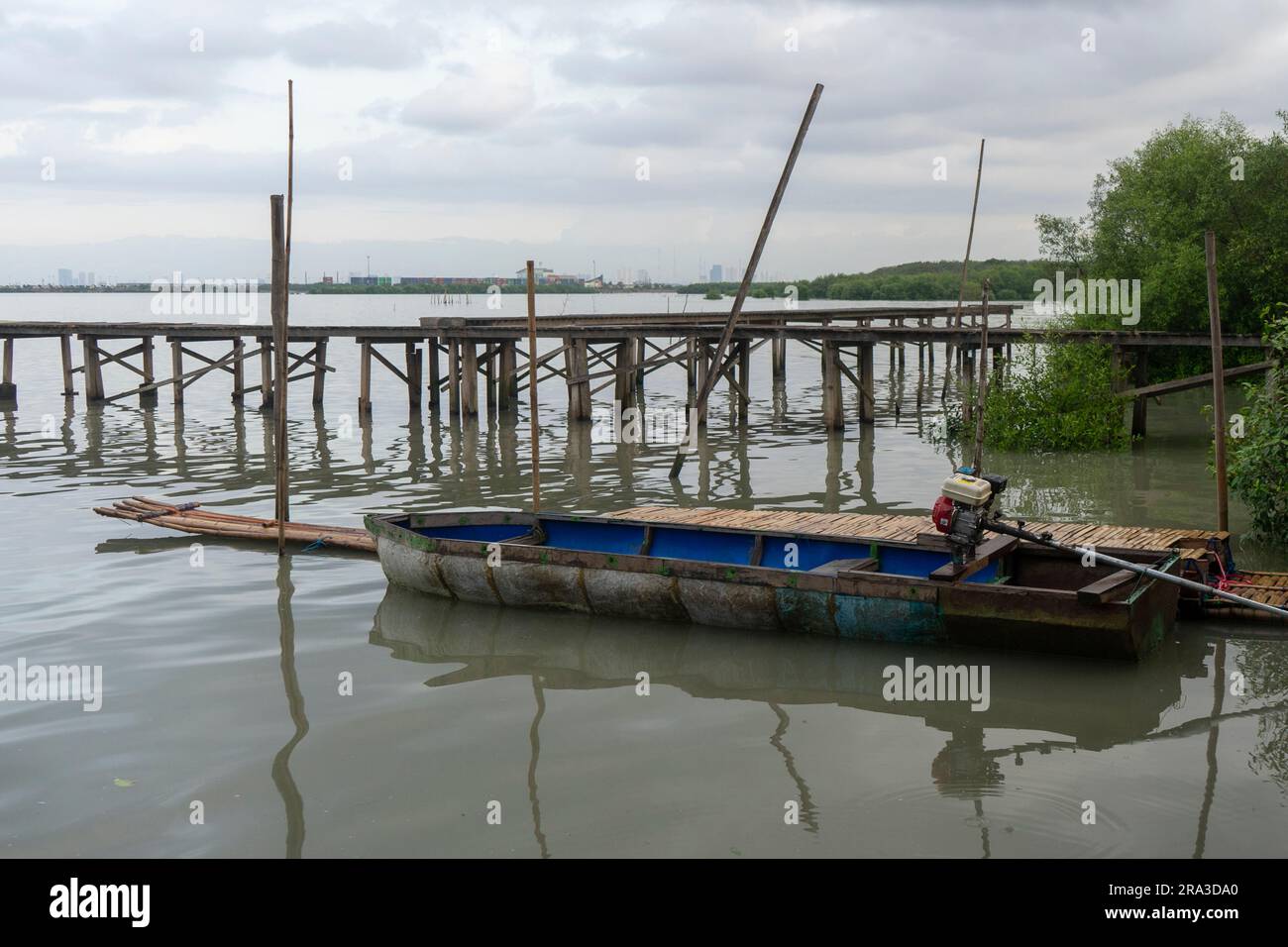 https://c8.alamy.com/comp/2RA3DA0/traditional-wooden-fishing-boat-with-motor-in-indonesia-2RA3DA0.jpg