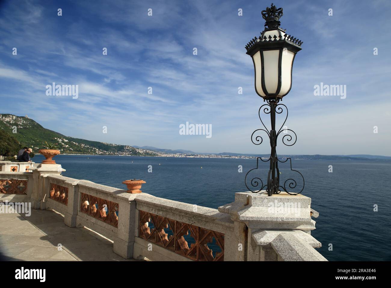 Triste balcone del castello di Miramare con vista sul mare Adriatico e la costa dalmata Stock Photo