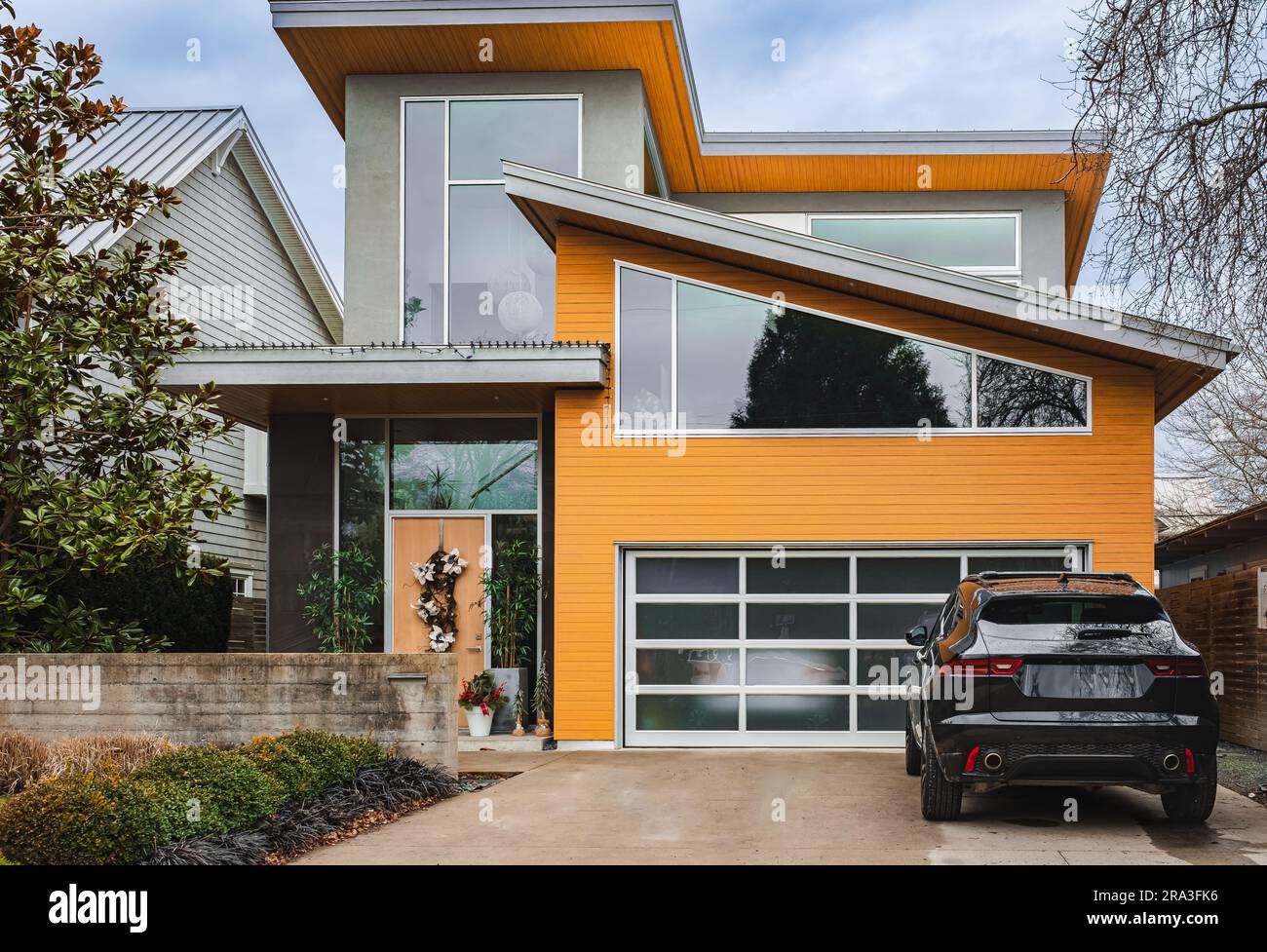 New big custom made luxury house with driveway to garage in British  Columbia. A modern and luxurious residence - Lifestyle concept. Exterior of  luxury Stock Photo - Alamy, image size:1300x977