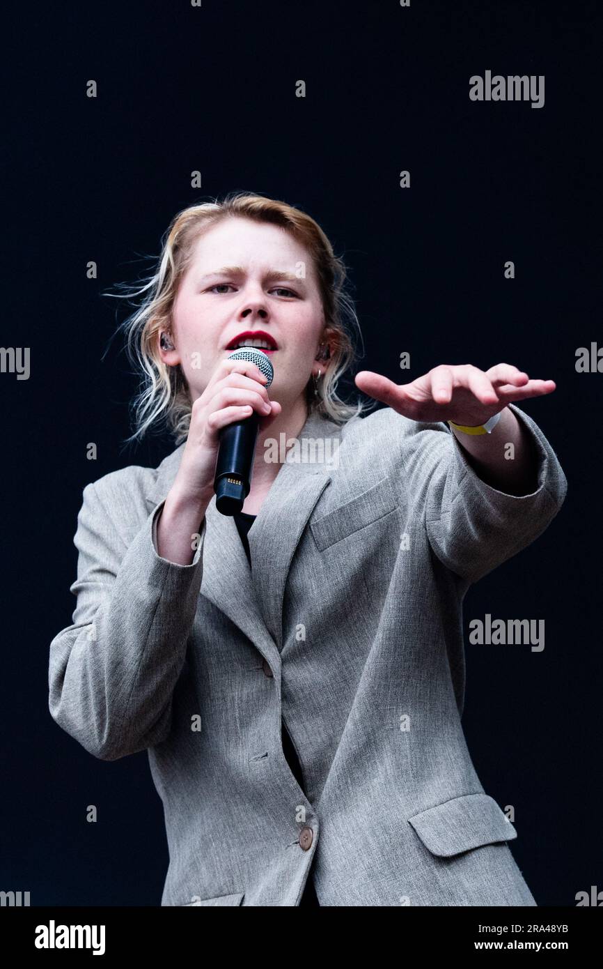  Paris, France. 30th June, 2023. Zaho de Sagazan chante en concert lors 