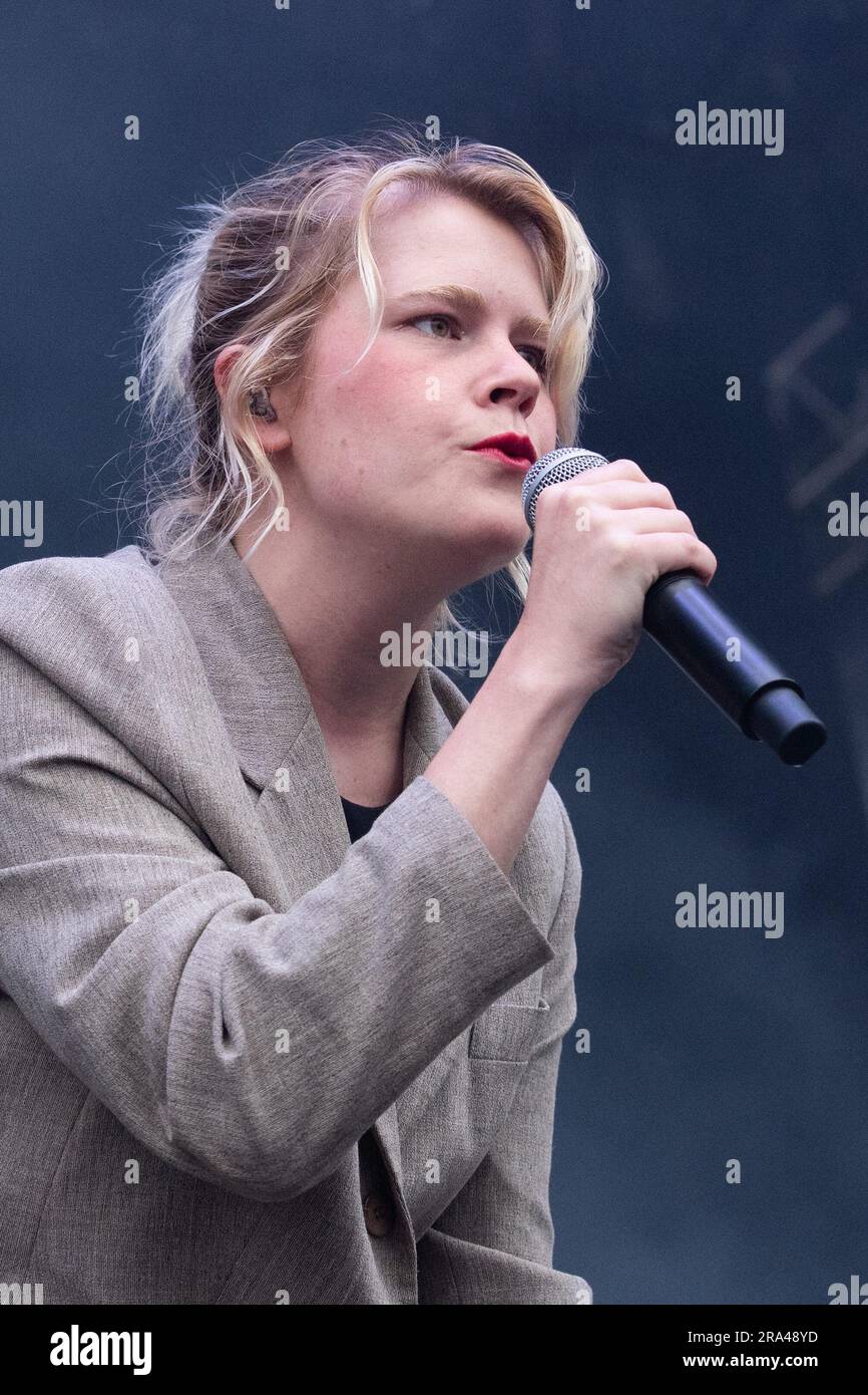 Paris, France. 30th June, 2023. Zaho de Sagazan chante en concert lors