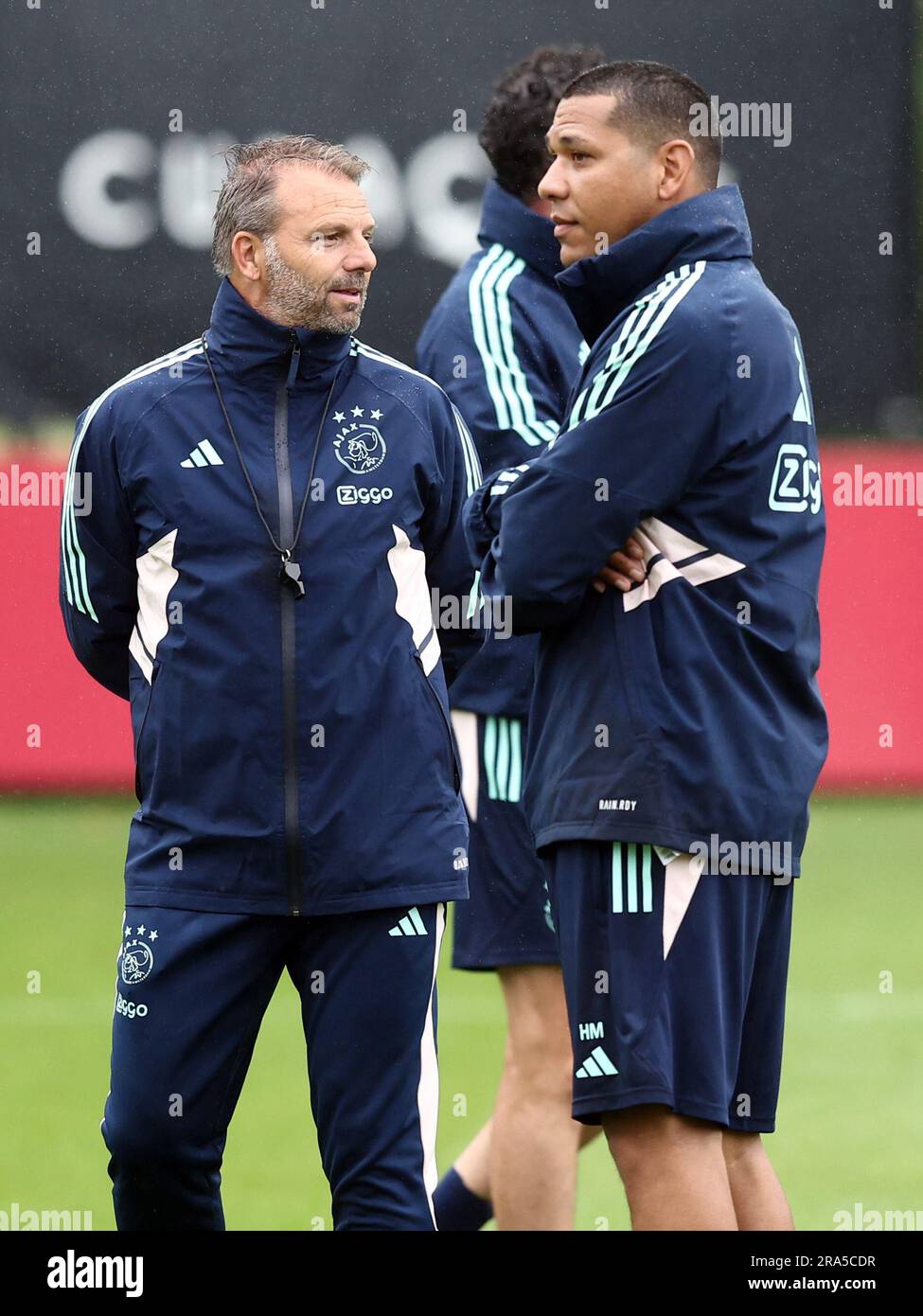 AMSTERDAM - Ajax assistant coach Hedwiges Maduro, Ajax coach Maurice Steijn  during an Ajax Amsterdam training session at Sportcomplex De Toekomst on  July 1, 2023 in Amsterdam, Netherlands. Ajax is preparing for